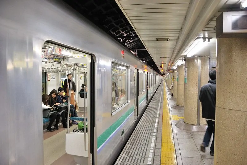 Tokyo metro platform at Chiyoda station